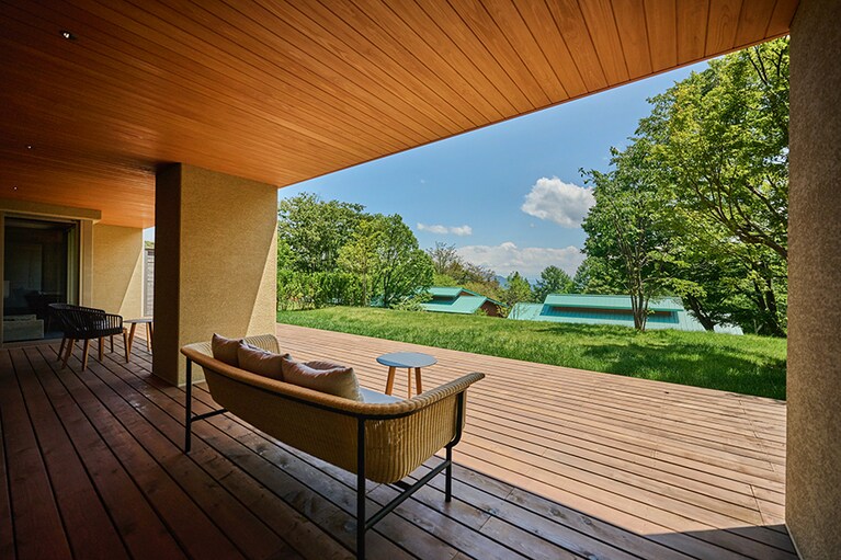 THE HIRAMATSU 軽井沢 御代田［長野／御代田］新緑～夏 本館客室テラス フォレストビュー1F。