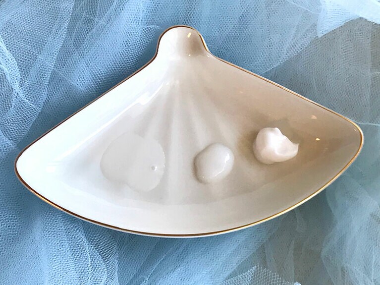 【プチプラコスメ・ザ・ベスト2021〈3〉コーセー 黒糖精 プレミアム インテンスケア】左から、ローション、エマルジョン、クリームのテクスチャー。ローションとエマルジョンは一見似てるかと思いきや、結構違う。