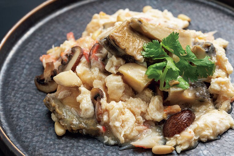 新作「アワビと蟹肉の卵白炒め」。やわらかく炊いた活アワビをエバミルクを加えた卵白炒めに。5,500円。