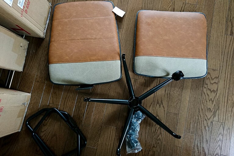 椅子1脚でこんな感じ。物足りないほどのシンプルさ。