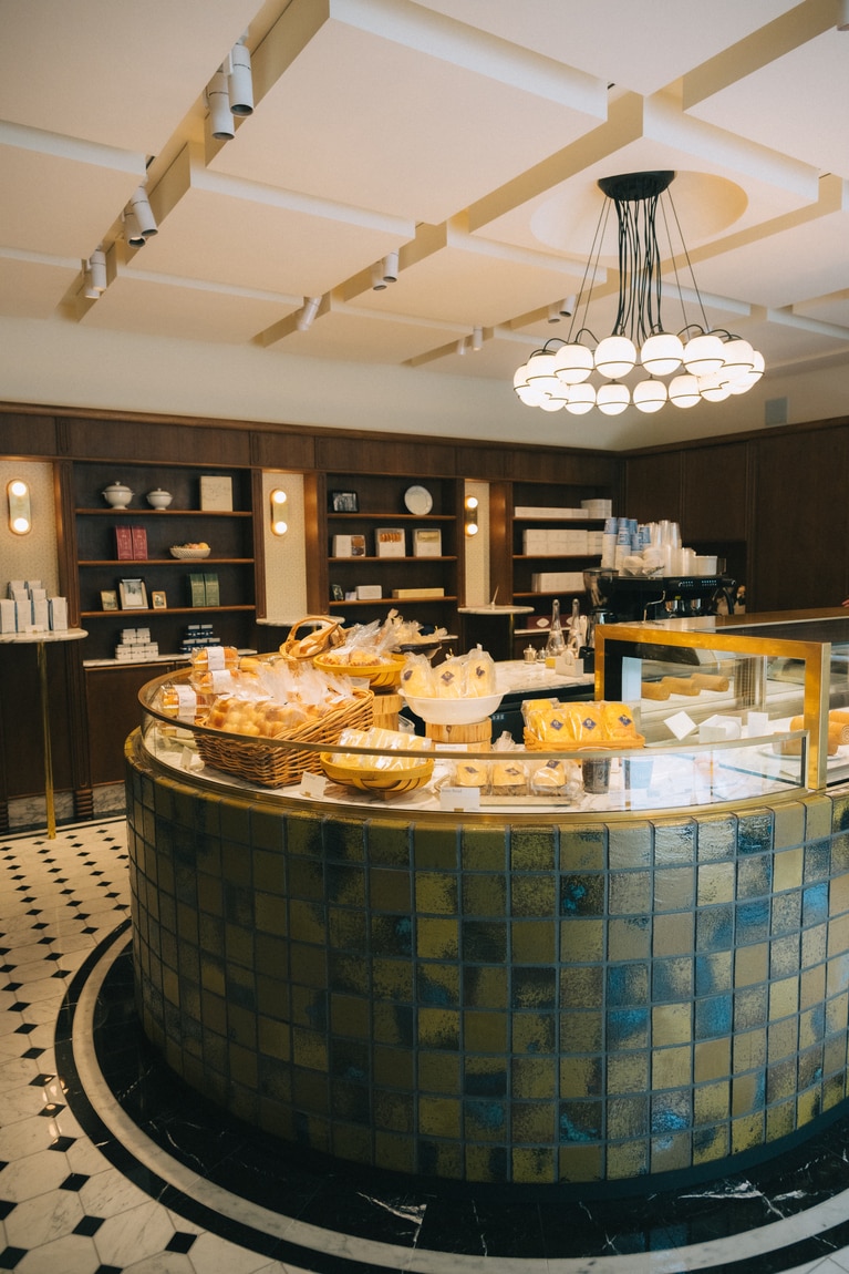 天井の高いこと。