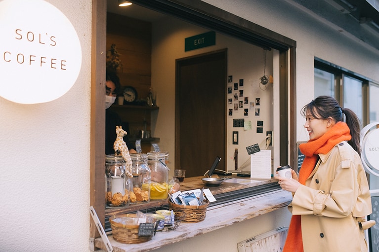 “毎日飲んでも体にやさしい”をコンセプトに、自家焙煎の豆を使ったクリアな口あたりのコーヒーが人気の『SOL’S COFFEE STAND』(台東区蔵前3-19-4)