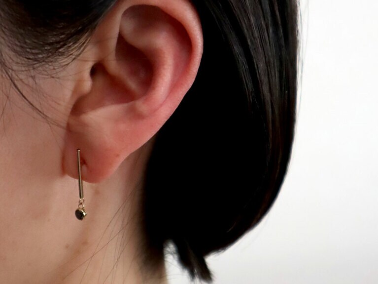 「おとなのピアス」シングル価格 45,000円～60,000円(2つ購入すると税抜き価格より2,500円引き、3つ購入は 5,000円引き)。