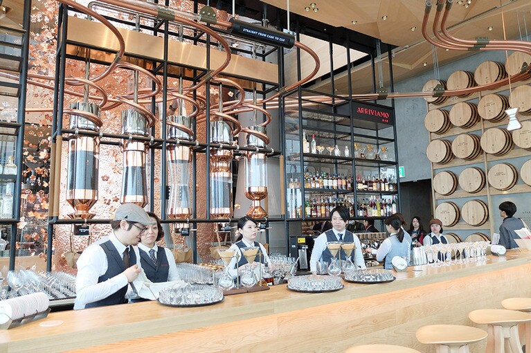 棚にずらりと並んだスピリッツのボトル。