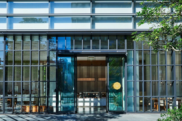 ホテル1階にある「ペストリー ショップ」。フレッシュケーキや旬のフルーツのタルト、チョコレートや焼き菓子など、ギフトにも最適なアイテムを豊富に取り揃えている。