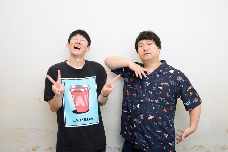 左から、ロングコートダディの堂前透さん、兎さん。