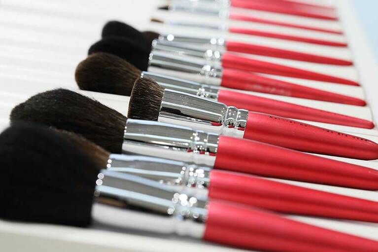 【筆の里工房】熊野筆各社のメイクブラシを実際に手に取って比較できるまたとない機会。お土産にはリップブラシや熊野筆セレクトショップオリジナルのセットが人気。セレクトショップでは書筆、画筆、化粧筆など31社 1,500種類の筆を実際に手にして選ぶことができます。