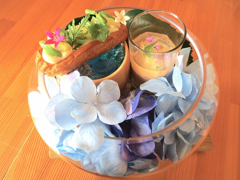 アミューズ「トマトとバジル、夏野菜のエクレア」。