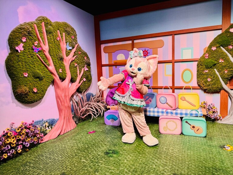 香港で大人気のキャラクター、リーナ・ベルも特別な衣装に。