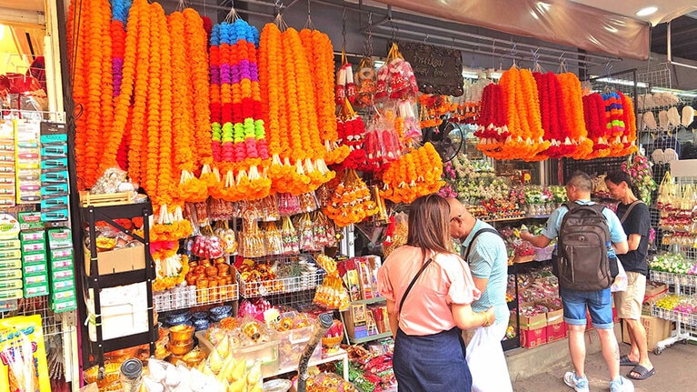 お供え物関係のお店はコントラストが鮮やかです。