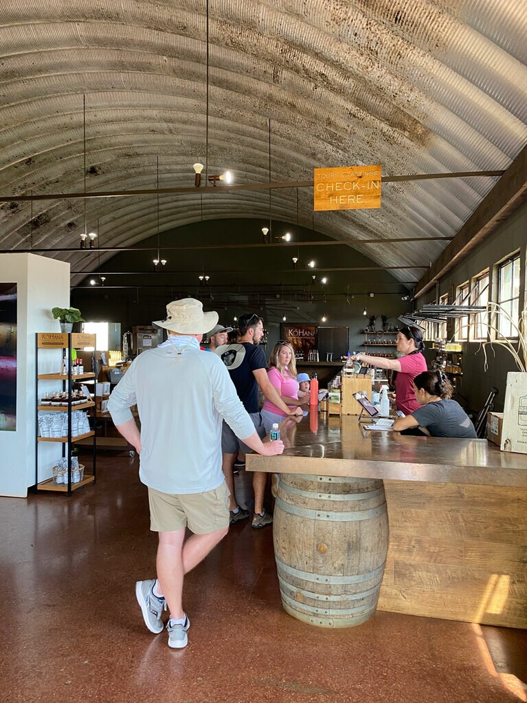 工場見学と試飲ツアーは要予約です。大人 25ドル、子供10ドル。