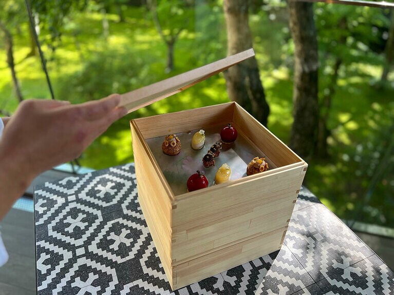 テーブルで、木箱のふたが開けられる。