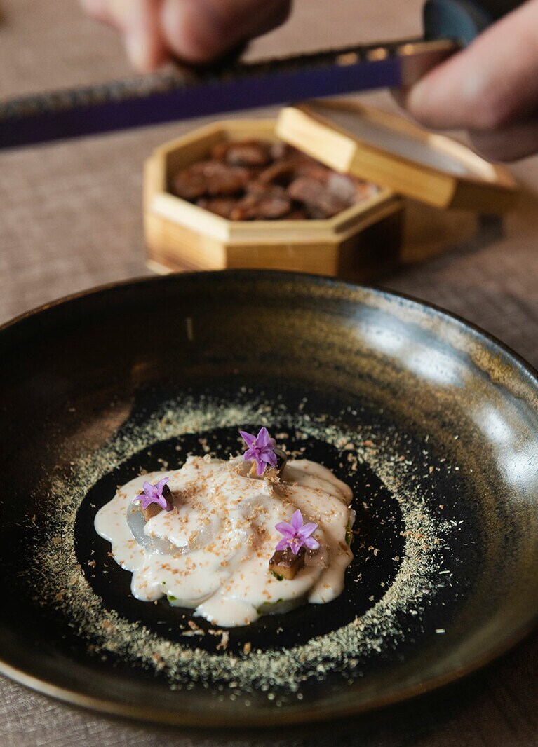 “北海道産ホタテ”。白ワインとポン酢を加えたクリームソースをかけ、すり下ろした乾燥ホタテを振りかけて仕上げる。