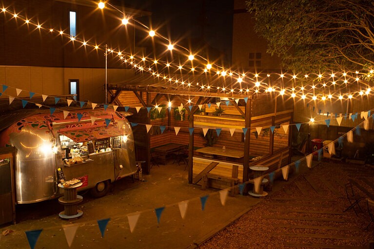 【椿森コムナ】だんだんと日が暮れてゆく様子を楽しむのも森カフェならではの楽しみ。夜はお酒と軽い食事で気持ちいい空気を感じて。