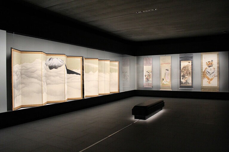 竹内栖鳳、上村松園、横山大観など近世絵画のコレクションが充実。