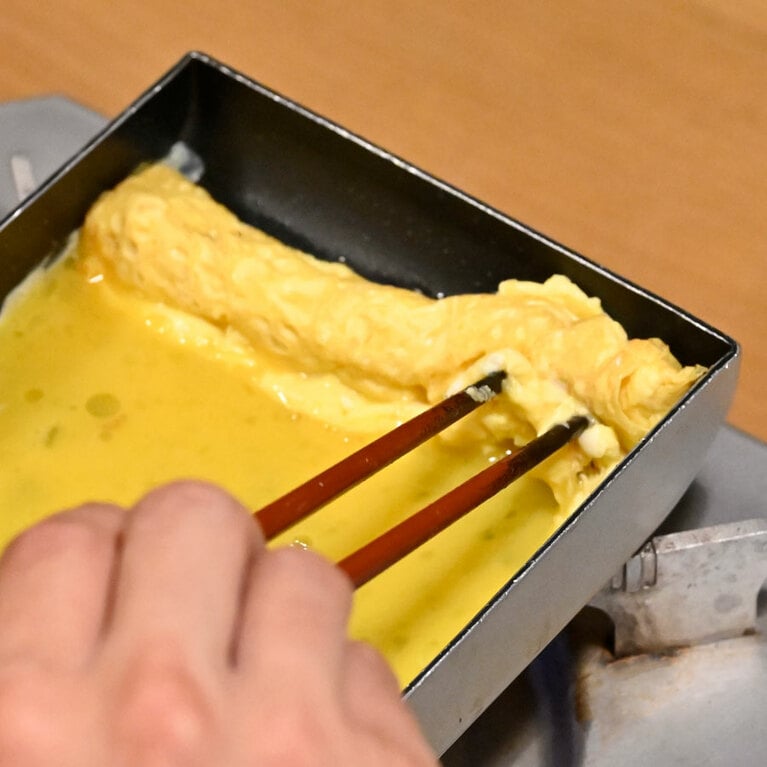 焼けた部分の下に卵液を行き渡らせる。