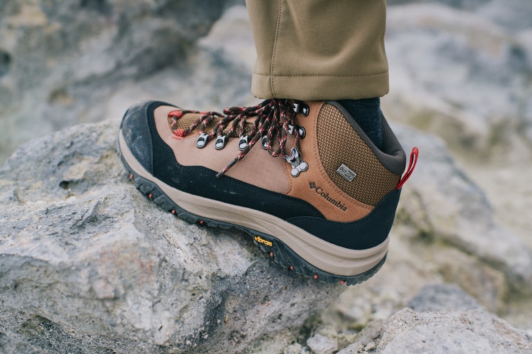 今回の旅のパートナーはスティーンズピーク ツー アウトドライ（18,920円）。活火山だけあって、地面は火山礫に覆われているがしっかりとグリップし登山をサポート。