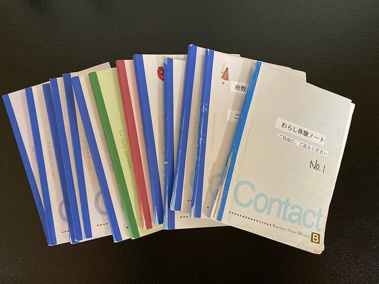 館内の「槐の間(えんじゅのま)」には、宿泊客が不思議な体験を綴ったノートや写真がいっぱい。©伊藤由起