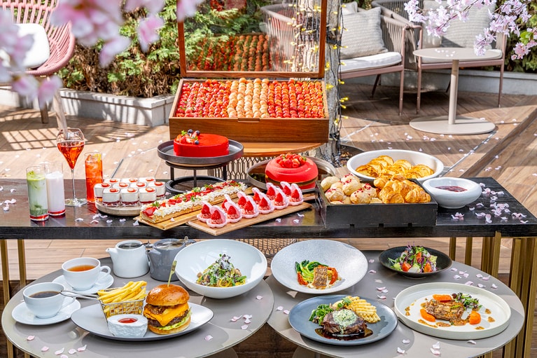 「テラスでお花見気分 春空いちごスイーツビュッフェ付きランチ フィルムに残すいちご食べ比べ体験」のイメージ。平日1名10,000円、週末1名11,500円（税・サ込み）、前日16時までに要予約。提供期間／～2026年5月15日（金）まで。