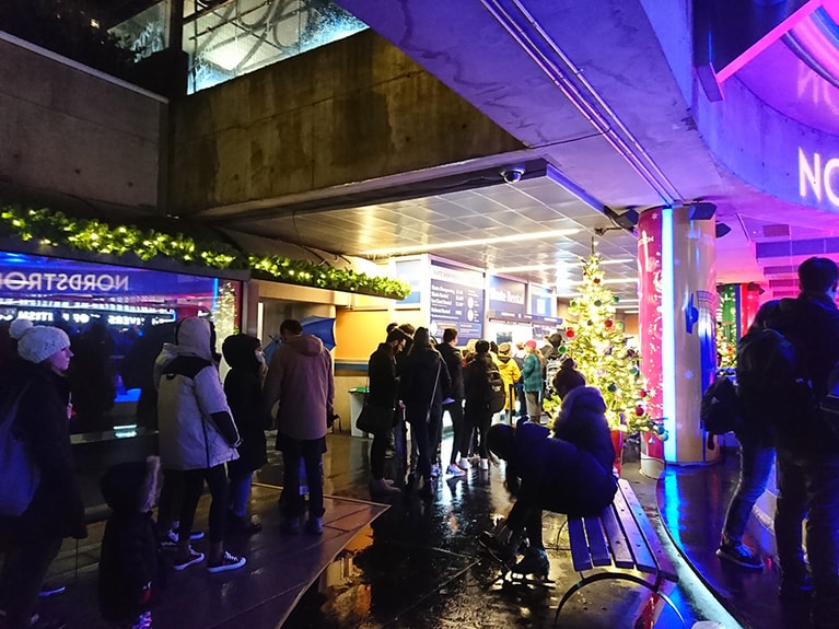 リンク横のスケート靴レンタルブース。列をなすことが多い。レンタル料 5カナダドル。