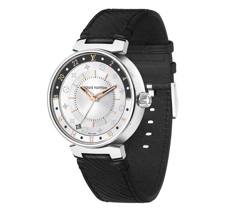 「タンブール ムーン デュアルタイム ブラック＆ホワイト パヴェ」 900,000円。ケース／ステンレススティール(径35mm)、50m防水　ストラップ／エピ・レザ―(付け替え可能)。