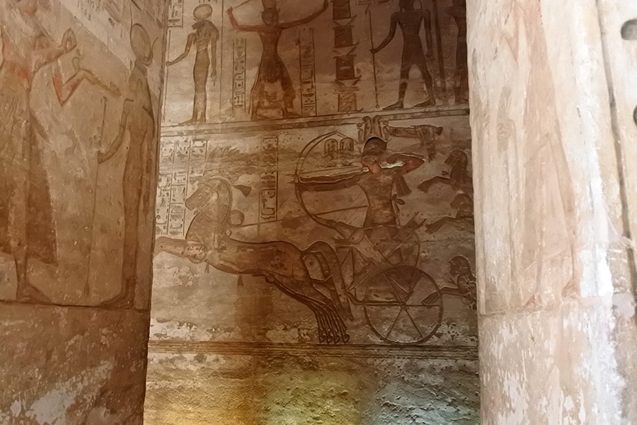 大列柱室の像の裏、壁に刻まれた馬車に乗るラムセス2世。