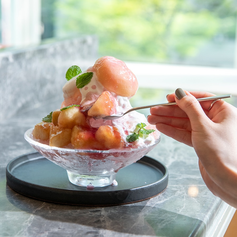 「白桃とココナッツクリームのかき氷」1,700円／バール ア ヴァン パルタージェ