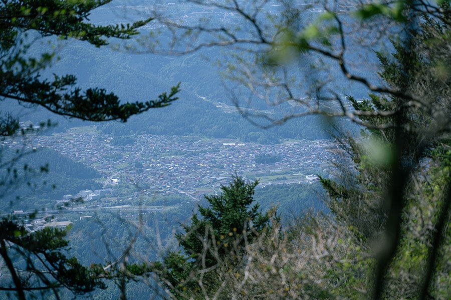 徐々に視界がひらけ、眼下には富士吉田市の街並みも見える。
