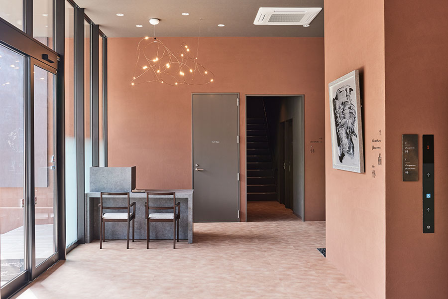 館内のデザインは、凛とした上質な空間を意識した造り。佐賀にゆかりのあるアーティストの作品が随所に飾られている。
