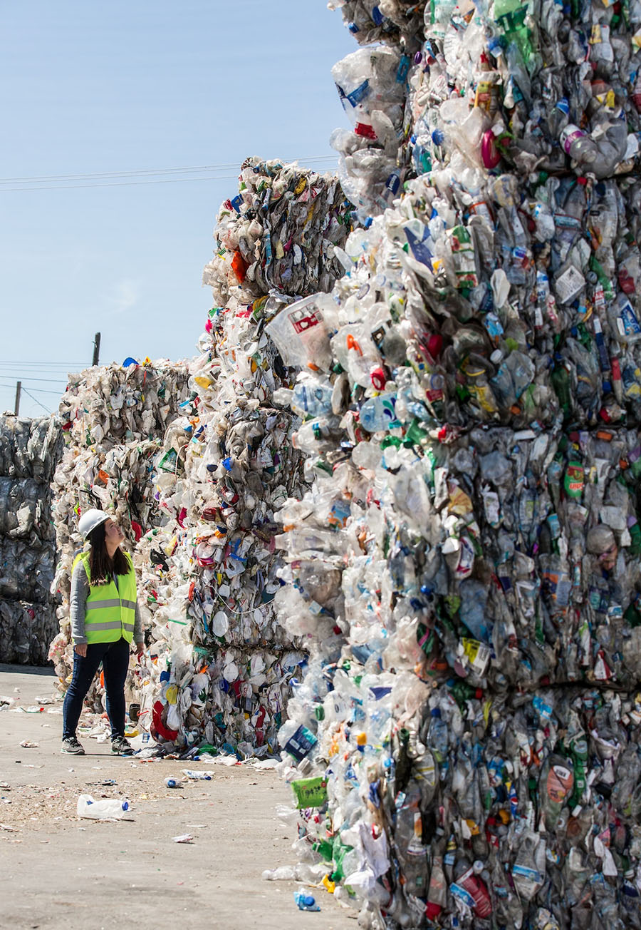 アメリカ・カリフォルニアの施設で廃棄物の回収と調査に取り組む、2019年度ロレックス賞受賞者ミランダ・ワン。© Rolex/Bart Michiels