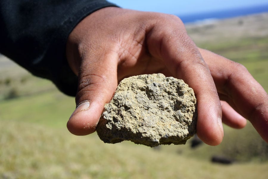 火山灰が圧縮されてできた凝灰石がモアイ像のもと。この塊を玄武岩の石斧で削り、黒曜石で細部を整えます。