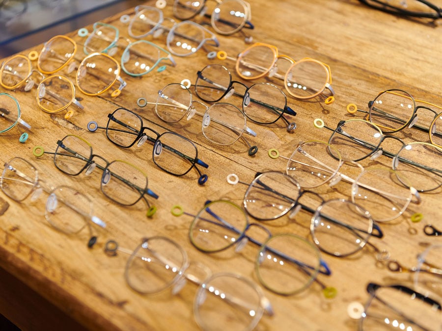 眼鏡のデザインは多種多様。なりたい自分のイメージを思い描きながら、ぜひ様々な形や色にトライを。