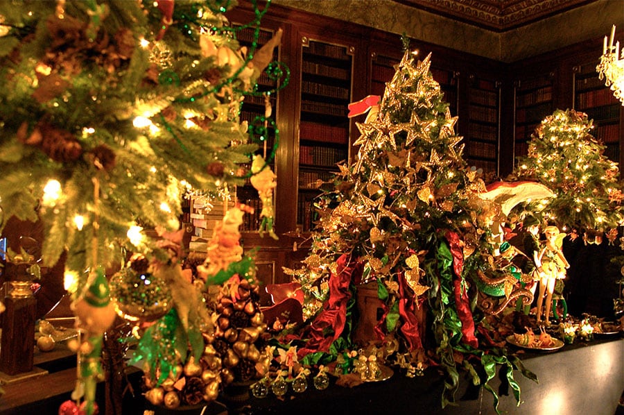 館内の至るところには大きなクリスマスツリーが配され、ホリデーシーズンを盛り上げる。