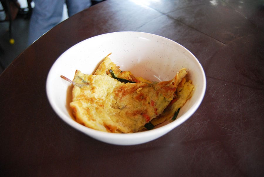 玉ねぎ、にんじんなどの野菜入りオムレツ「フーヨンタン」。鶏だしを加えて蒸した卵料理も人気。