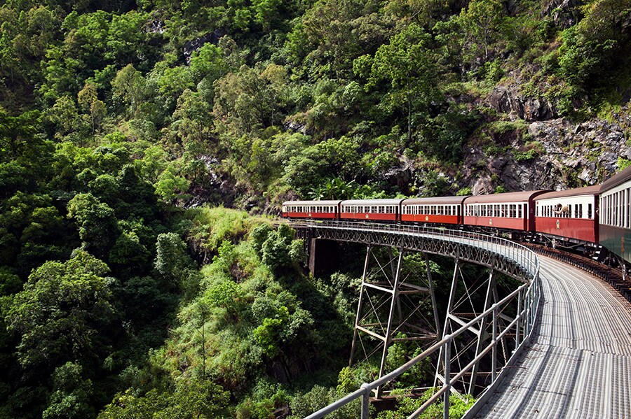 熱帯雨林のなかを走るキュランダ観光鉄道。photo:Tourism Australia