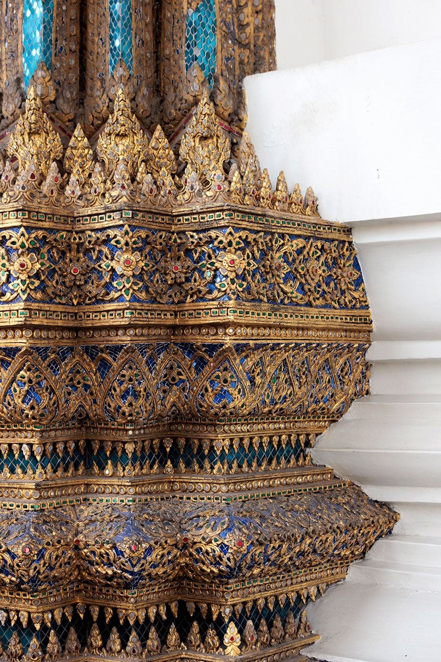 歴代国王の遺骨を納める大仏塔は装飾の色が少しずつ異なる。