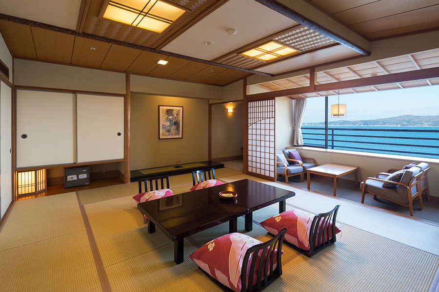 窓の外に青い海を眺める「日本の宿 のと楽」の優雅なお部屋。