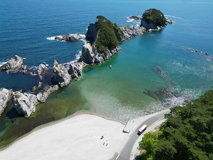 浄土ヶ浜●今から350年ほど昔、この地を訪れた僧が「さながら極楽浄土のごとし」と感嘆したのがその名の由来と伝えられる景勝地。遊覧船で海風を感じるクルージングを楽しめるほか、夏には海水浴場が開かれ、多くの人で賑わいます。