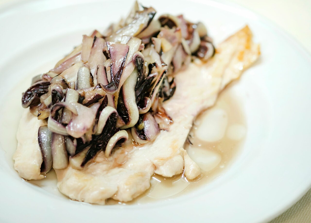 塩のみで味付けした鶏のむね肉と苦みのある野菜トレヴィザーナを長年使いこんだ銀のフライパンで焼いた一皿。しっとりとやわらかく、隠れた逸品だ。23ユーロ。