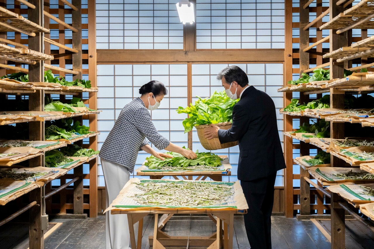 2024年6月、紅葉山御養蚕所で御給桑行事をされる雅子さま（宮内庁提供）