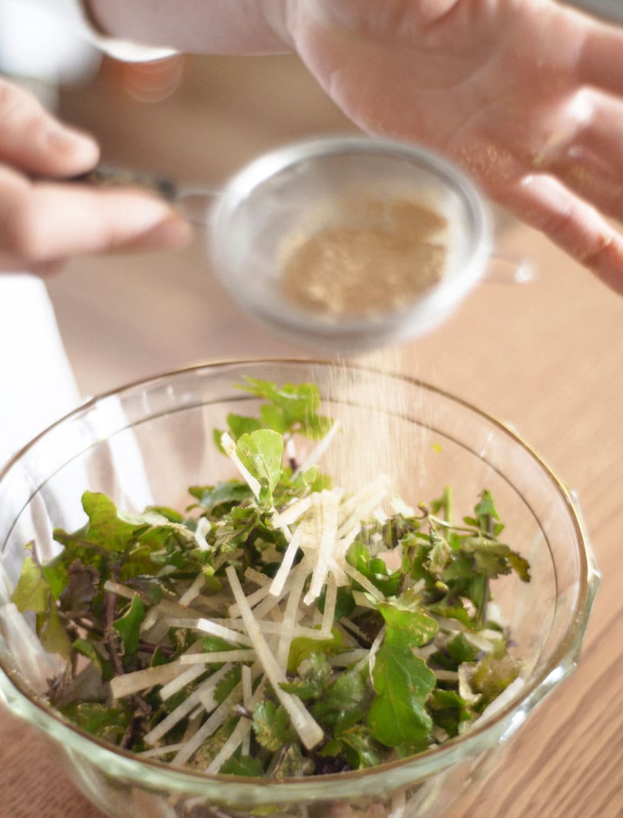 きな粉をまぶすことにより、葉野菜の水切りが不要に。きな粉が水分を吸い、シャキッとした食感に。お酢は入れない。きな粉の香ばしさが野菜の味を際立たせる。