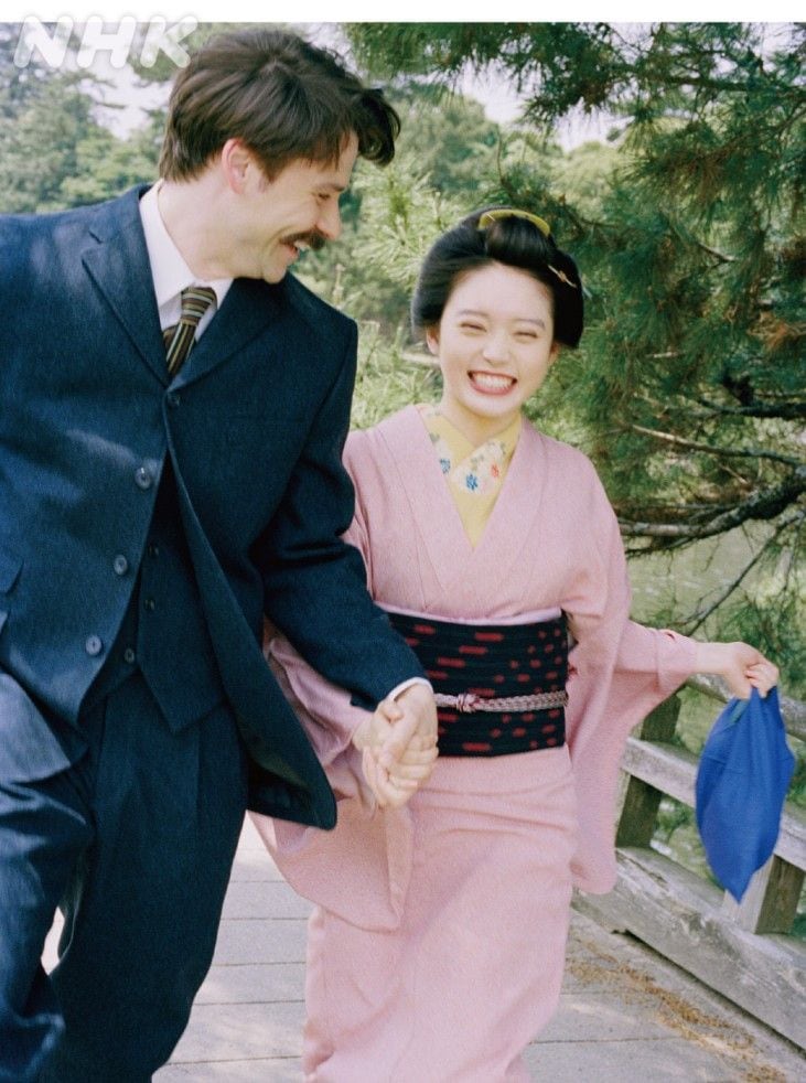 思えばメインビジュアルも手をつないでいた　公式Xより