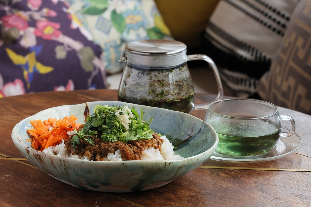 「植物最高カレー」ハーブティーつき1,600円。