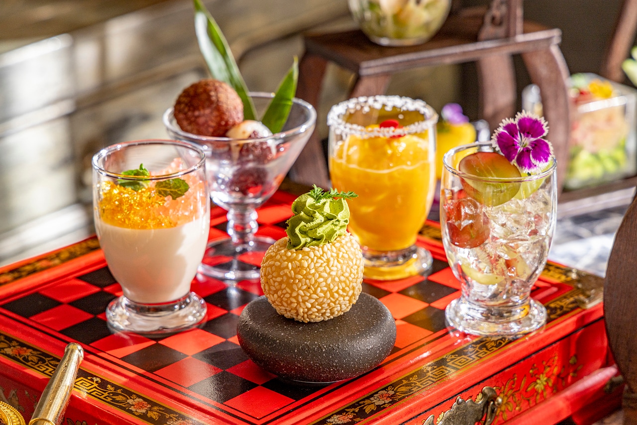 三国志に登場する絶世の美女姉妹を表現した「大喬・小喬の杏仁豆腐」ほか、4種類のデザートとグラスライチに加え、ウェルカムドリンクと好みの中国茶も。