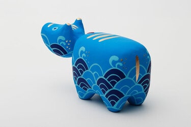 福島県の伝統工芸品】 ニューエイジの赤べこたちも？ 幸運を運ぶ牛「赤