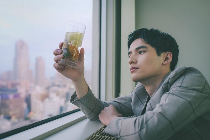 次々作品が積み上がっては消えていく世界で、「人」の存在の大きさを語ってくださった水上恒司さん／撮影　文藝春秋