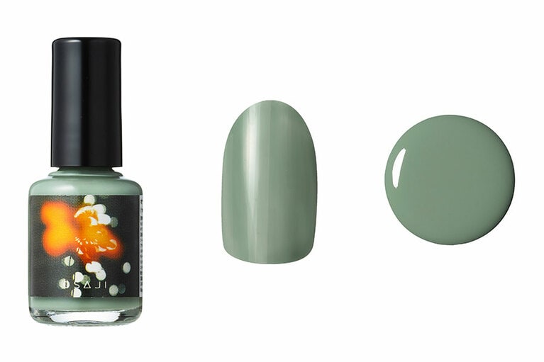 パールなしのつるんとした質感が翡翠を思わせる、くすんだグリーン。303 Magatama〈勾玉〉。