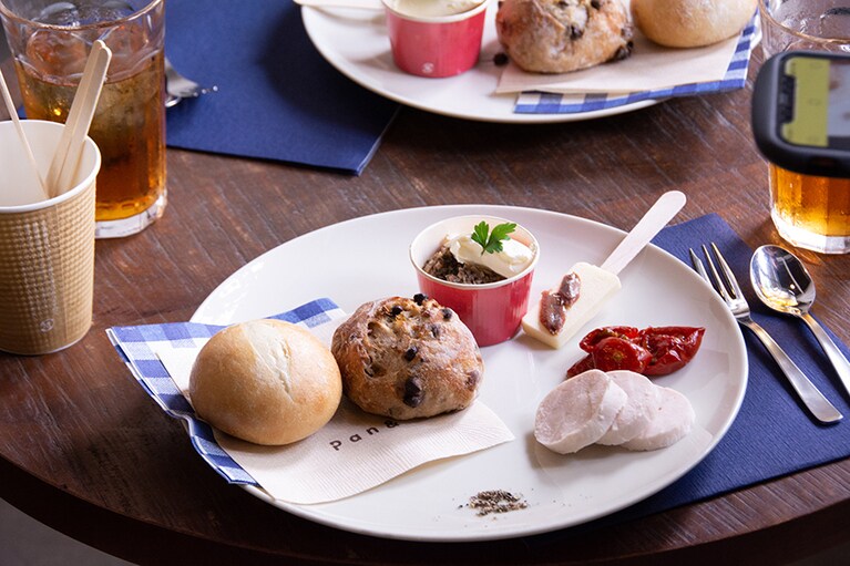 左から時計回りに、ナチュール、オーガニックチョコと完熟バナナのルパン、きのこペーストのサワークリーム添え、アンチョビバター、ドライトマト、鳥ハム。