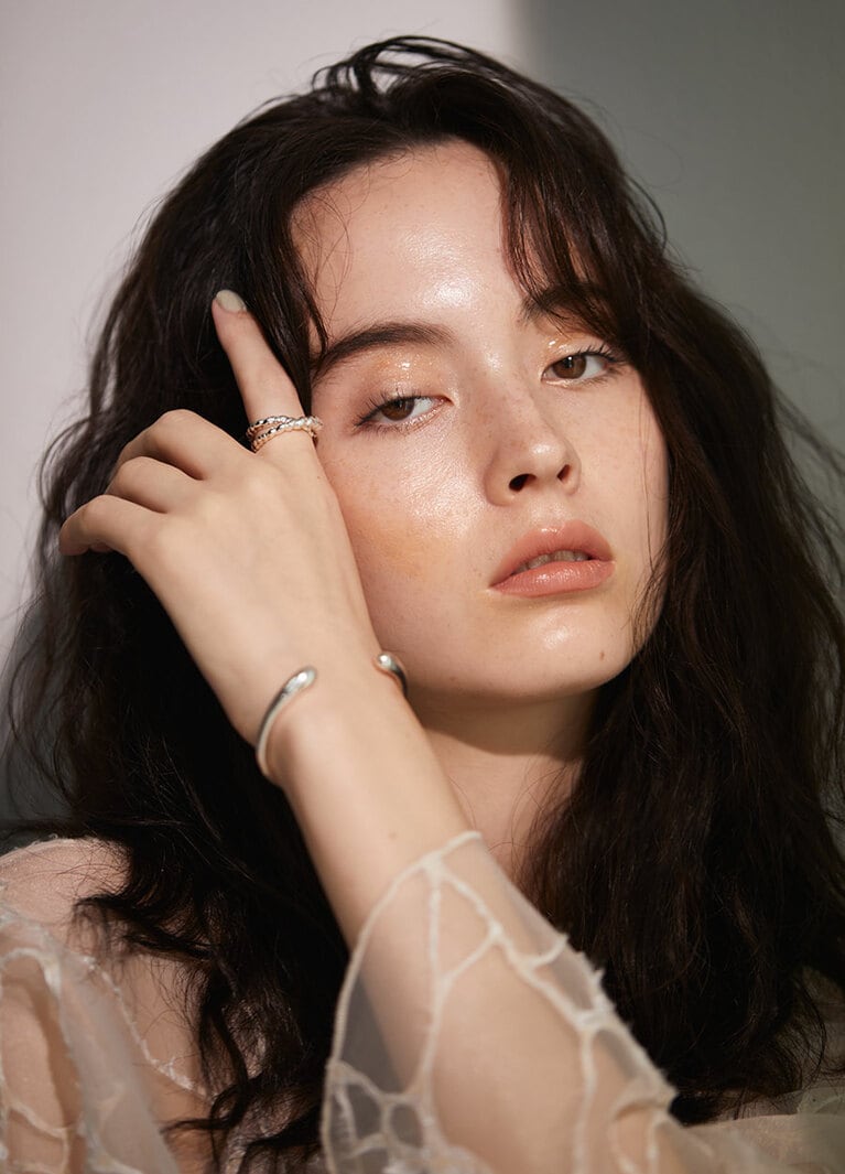 ブラウス40,000円／LEINWANDE(エムエイティティ)、バングル40,000円、リング36,000円／ASAMIFUJIKAWA(ASAMIFUJIKAWA STORE)