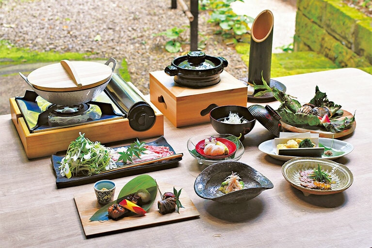 全国各地から探し出している器を愛でるのも楽しみのひとつ。